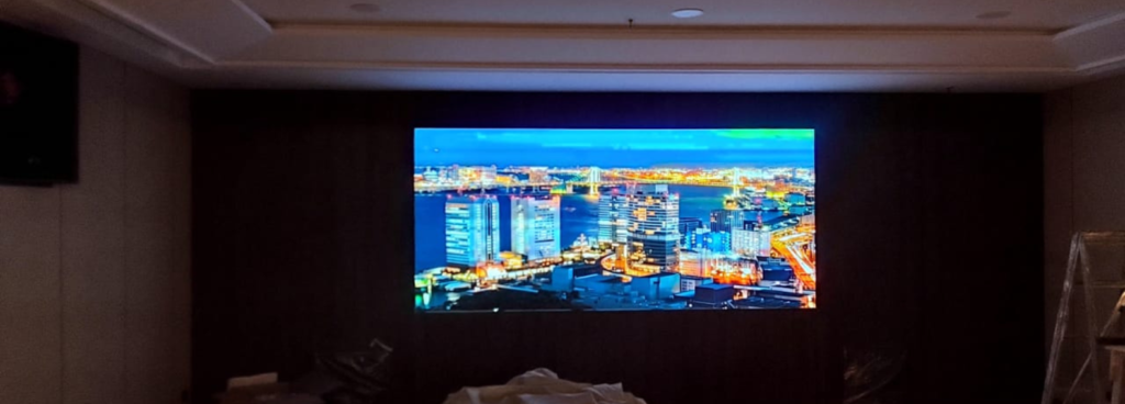 Instalasi LED videotron di Indomobil Group